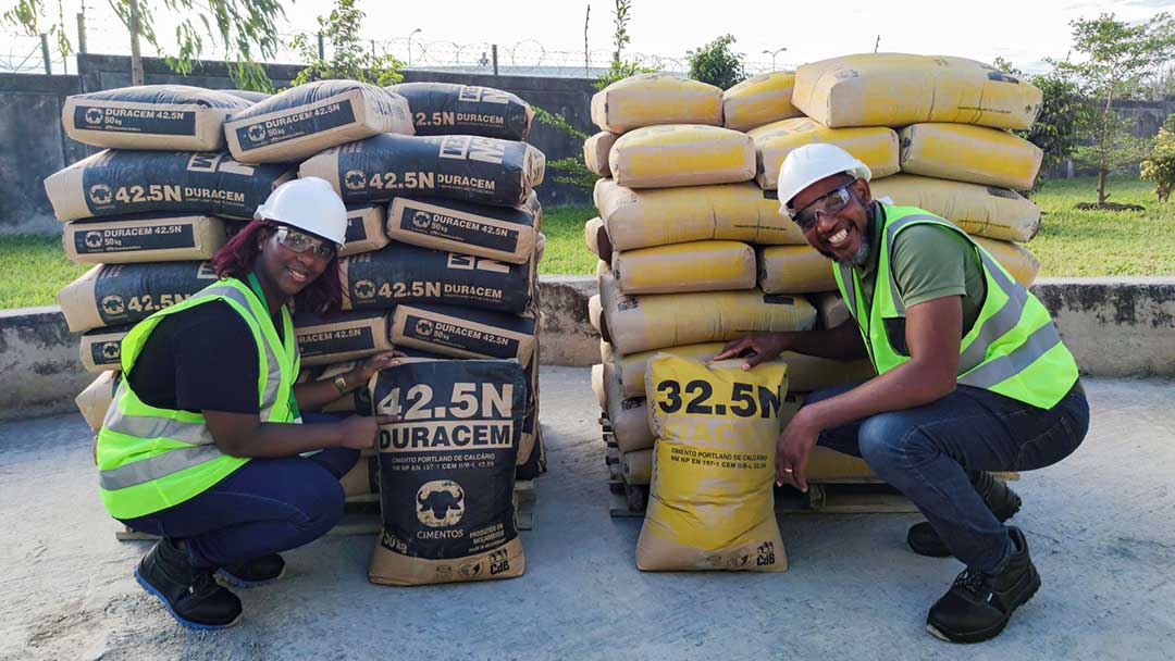 Cimentos da Beira oferece 200 sacos de cimento para astros do teatro na Beira